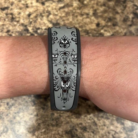 🏚️👻🐭🏰 Disney Limited Release Haunted Mansion Original MagicBand - Picture 1 of 5